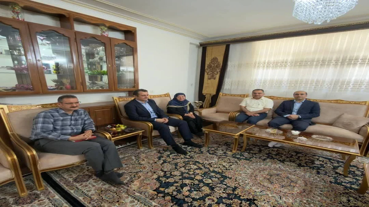 نشست مدیر بیمه دی استان سمنان و مدیر عامل شرکت ایرانیان پوشش با بیمه شدگان صندوق بازنشستگان کشوری