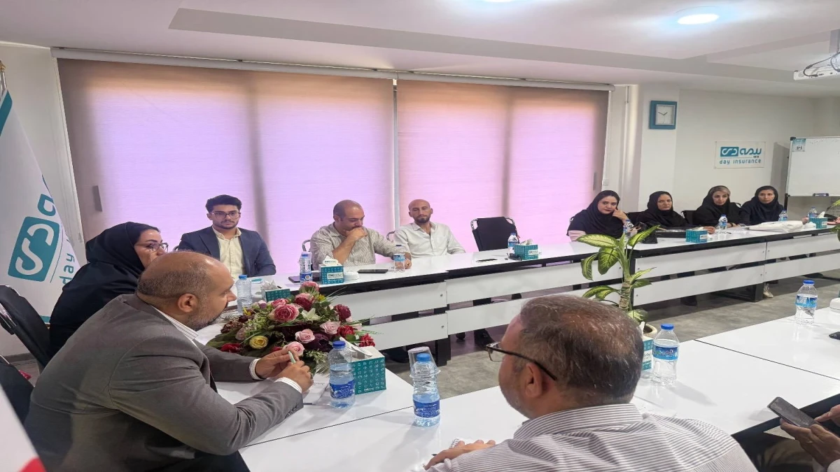 نشست بررسی و رفع ابهامات فرآیند جمع‌آوری اسناد درمانی در شعبه کرمانشاه برگزار شد