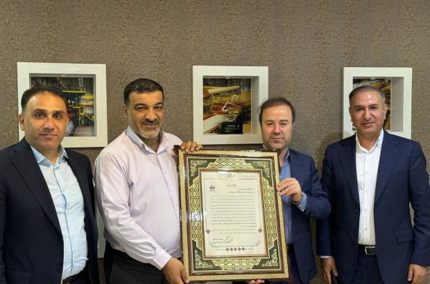 تقدیر مدیرعامل فولاد هرمزگان از فولاد اکسین به عنوان مشتری برتر و وفادار
