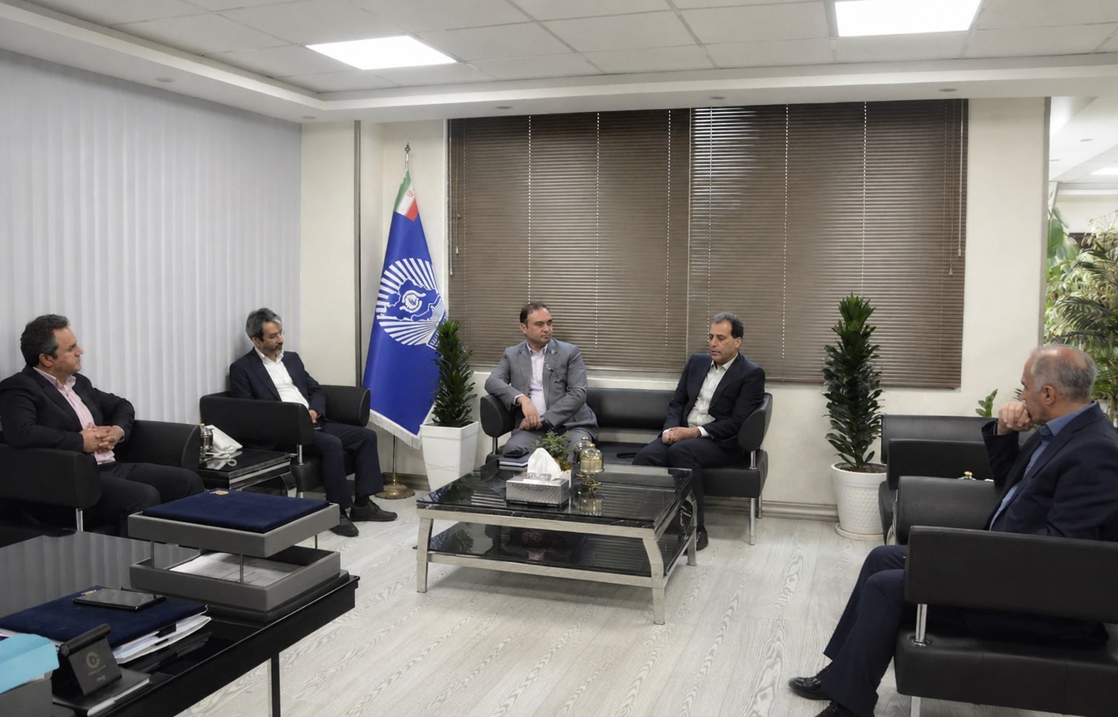 نشست مشترک بیمه تجارت‌نو و مدیریت شعب جنوب تهران بانک تجارت برگزار شد
