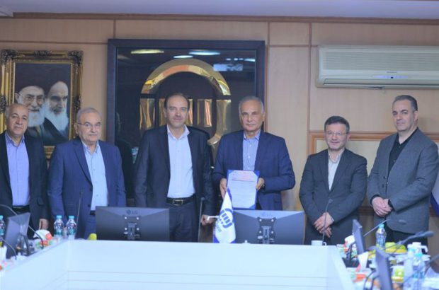 مدیرعامل بیمه آسیا چک ۵ هزار و پانصد میلیارد ریالی خسارت الکترواستیل مشهد را به مدیرعامل این کارخانه تحویل داد
