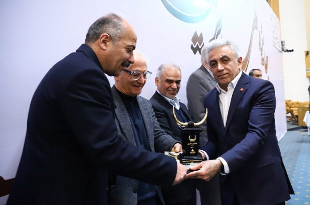 تندیس زرین جایزه ملی مدیریت مالی ایران در سال ۱۴۰۳ به بانک ملت اهدا شد
