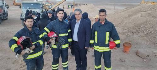 اعزام تیم آتش نشانی شرکت پتروشیمی لردگان به محل حادثه در بروجن
