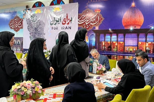 «میرحاجی » در کنار کارکنان و خانواده محترم شرکت پتروشیمی پارس، حاضر در محل اخذ رای در نمازخانه این شرکت رای خود را در صندوق انداخت
