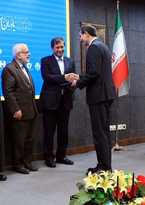 مدیرعامل بانک سینا لوح تقدیر یاور اشتغال و خودکفایی دریافت کرد
