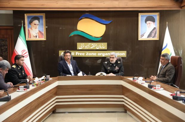 میزبانی سازمان منطقه آزاد انزلی و هیئت بادبانی این منطقه از فرمانده دانشگاه علوم دریایی امام خمینی (ره) نوشهر
