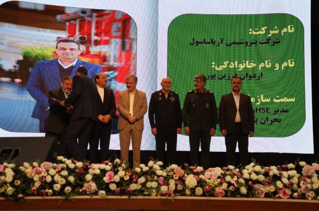 تجلیل فرمانده ارشد پدافند غیرعامل منطقه ویژه پارس از مدیرعامل و مدیر HSE آریاساسول
