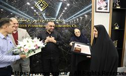 تجلیل مدیرعامل شرکت صنایع پتروشیمی کرمانشاه از شیرزن گیلانغربی
