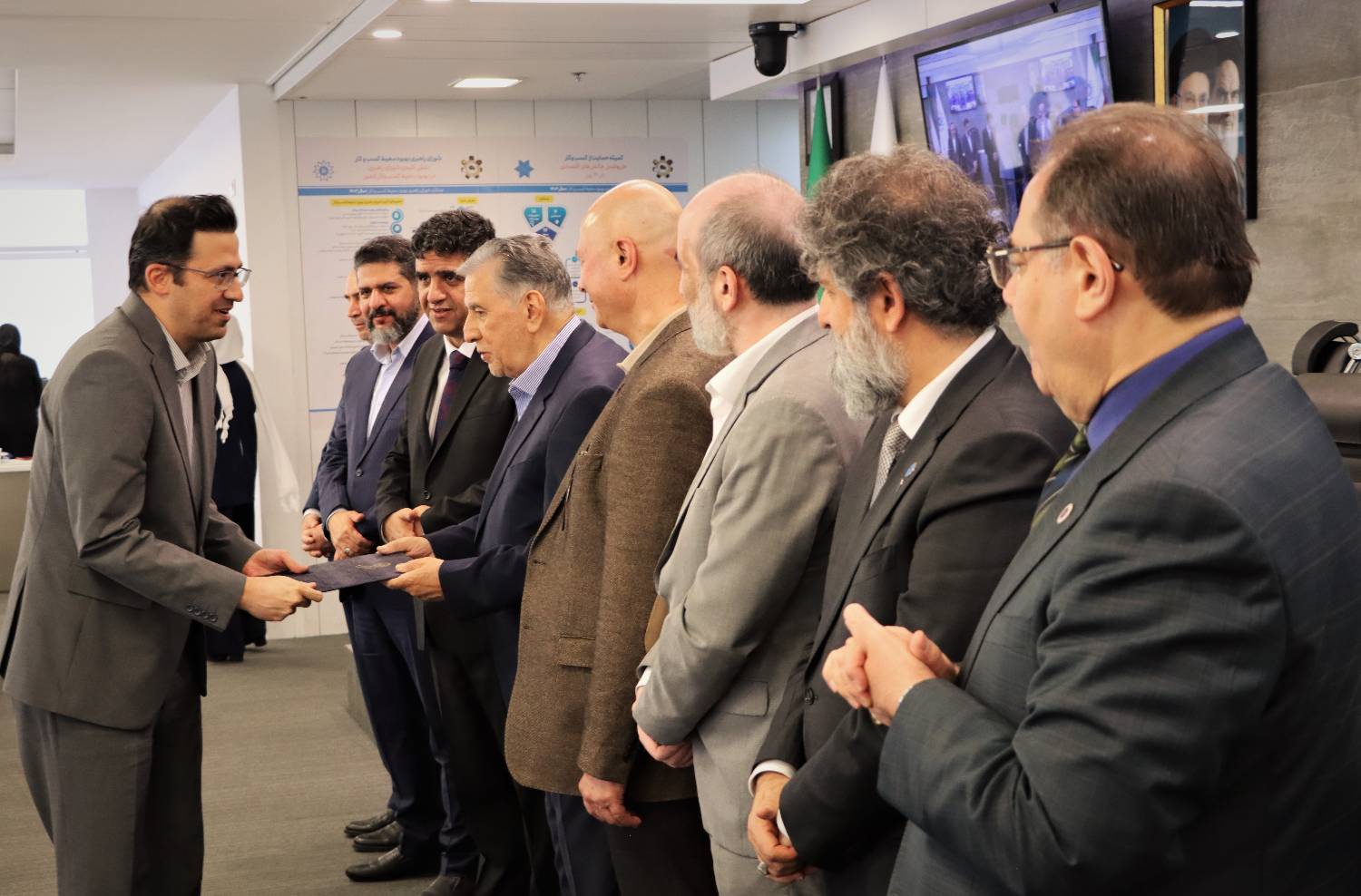 نشان افتخار جشنواره ملی بهره‌وری برای «دی‌دار»/ بیمه دی بر سکوی نخست تحول دیجیتال