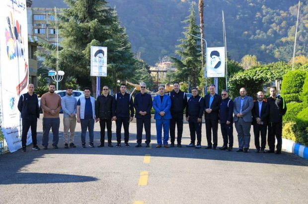 کارکنان شادمان مشتریان شادمان به بانک تحویل می دهند
