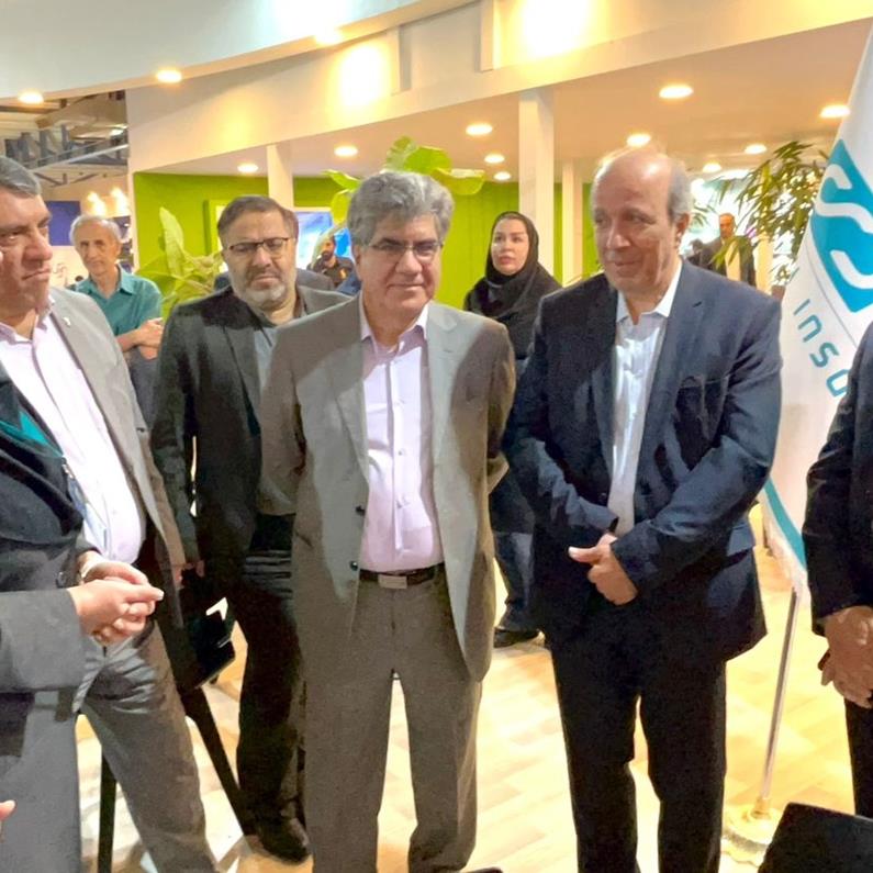 بازدید مشاور مدیرکل درمان بنیاد شهید از غرفه بیمه دی
