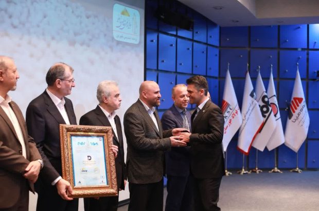 کسب تندیس بلورین جایزه ملی تعالی سازمانی توسط شرکت توسعه آهن و فولاد گل گهر
