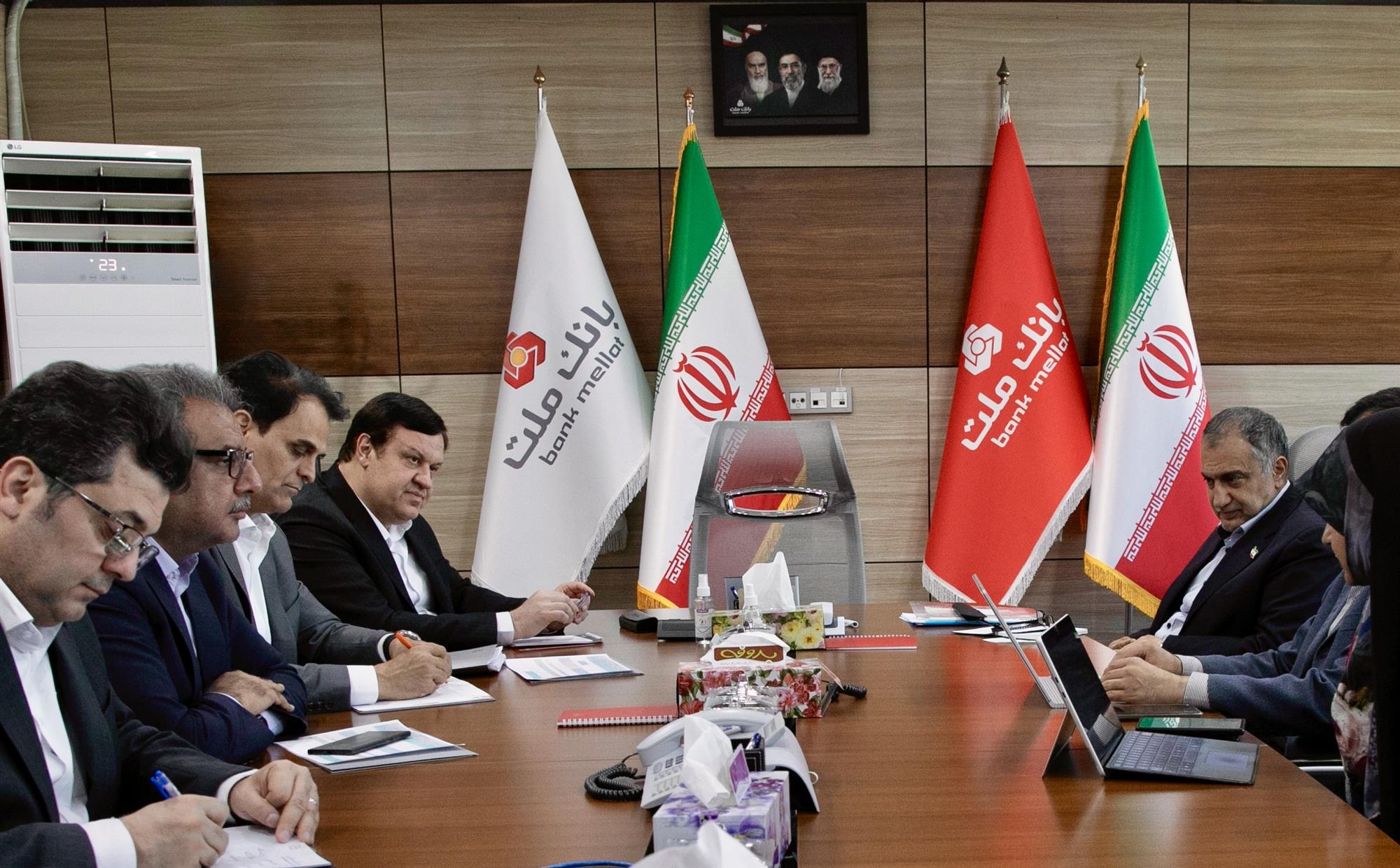 نشست مشترک مدیرعامل بانک ملت و رییس دانشگاه صنعتی شریف با موضوع حمایت از تولیدات علمی و فناورانه
